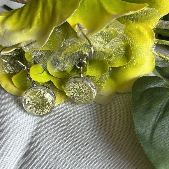 🐳Pressed White Flower Dangle Earrings - Picture 7 of 8